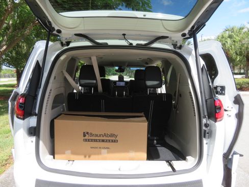 Used 2024 Chrysler Pacifica Touring-L FWD image 28