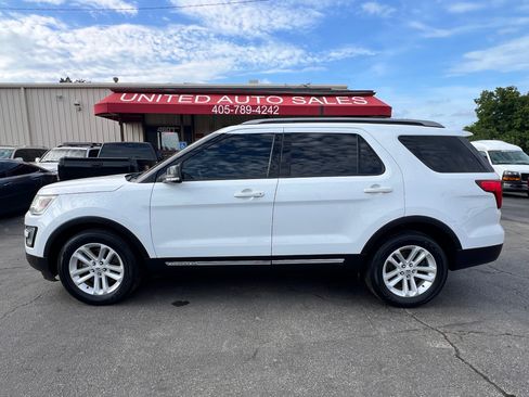 Used 2017 Ford Explorer FWD XLT image 1