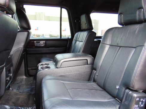 Used 2017 Lincoln Navigator L Reserve image 28