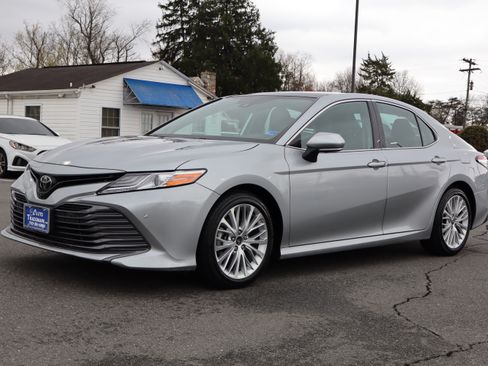 Used 2020 Toyota Camry XLE image 4