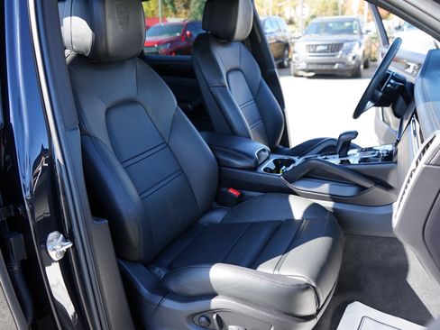 Used 2022 Porsche Cayenne image 16