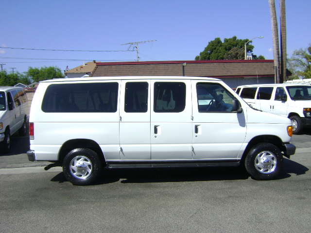 Used 2005 Ford E-350 and Econoline 350 Super Duty Wagon RWD image 2