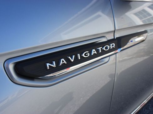 Used 2023 Lincoln Navigator 4WD Reserve image 13