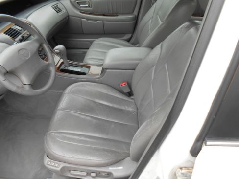 Used 2000 Toyota Avalon XLS image 11