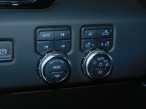 Used 2024 GMC Sierra 3500 AT4 image 34