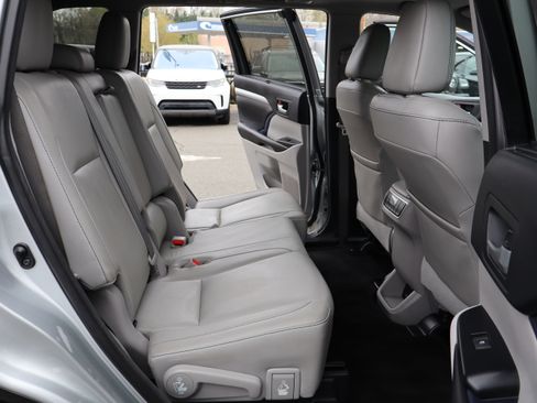 Used 2017 Toyota Highlander XLE image 16
