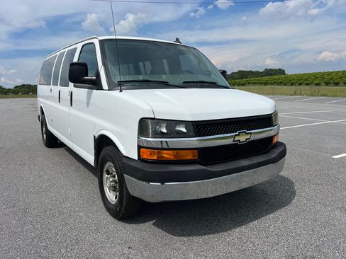 Used 2017 Chevrolet Express 3500 LT Extended Passenger RWD image 1