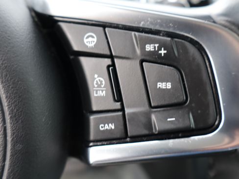 Used 2019 Jaguar E-PACE SE image 25