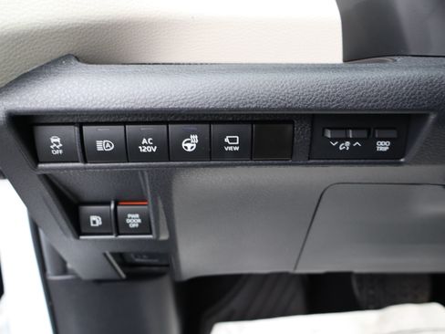 Used 2024 Toyota Sienna Platinum image 24