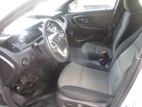Used 2015 Ford Taurus image 4