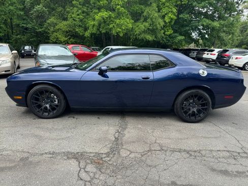 Used 2014 Dodge Challenger SXT RWD image 2