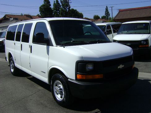 Used 2003 Chevrolet Express 2500 image 3