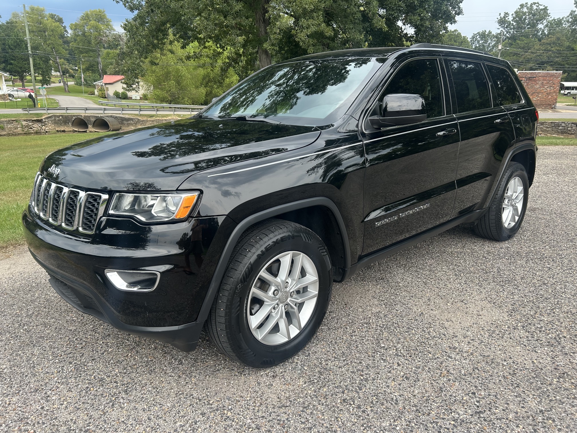 Used 2018 Jeep Grand Cherokee 2WD Laredo image 2