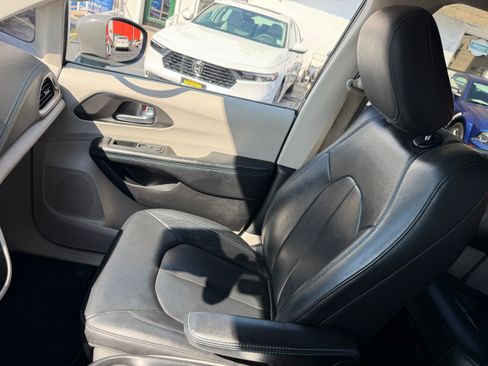Used 2021 Chrysler Pacifica Touring-L FWD image 13