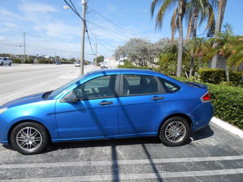 Used 2010 Ford Focus SE image 2