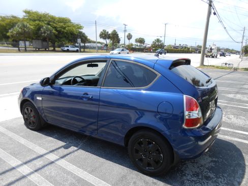 Used 2010 Hyundai Accent GL image 3