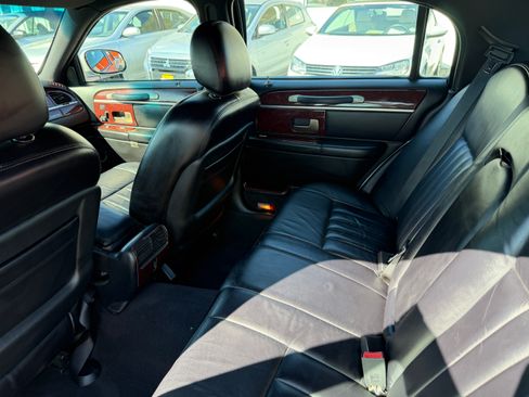 Used 2005 Lincoln Town Car Signature image 12