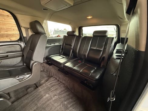 Used 2014 Chevrolet Suburban LT image 18