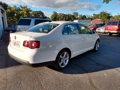 Used 2010 Volkswagen Jetta image 4