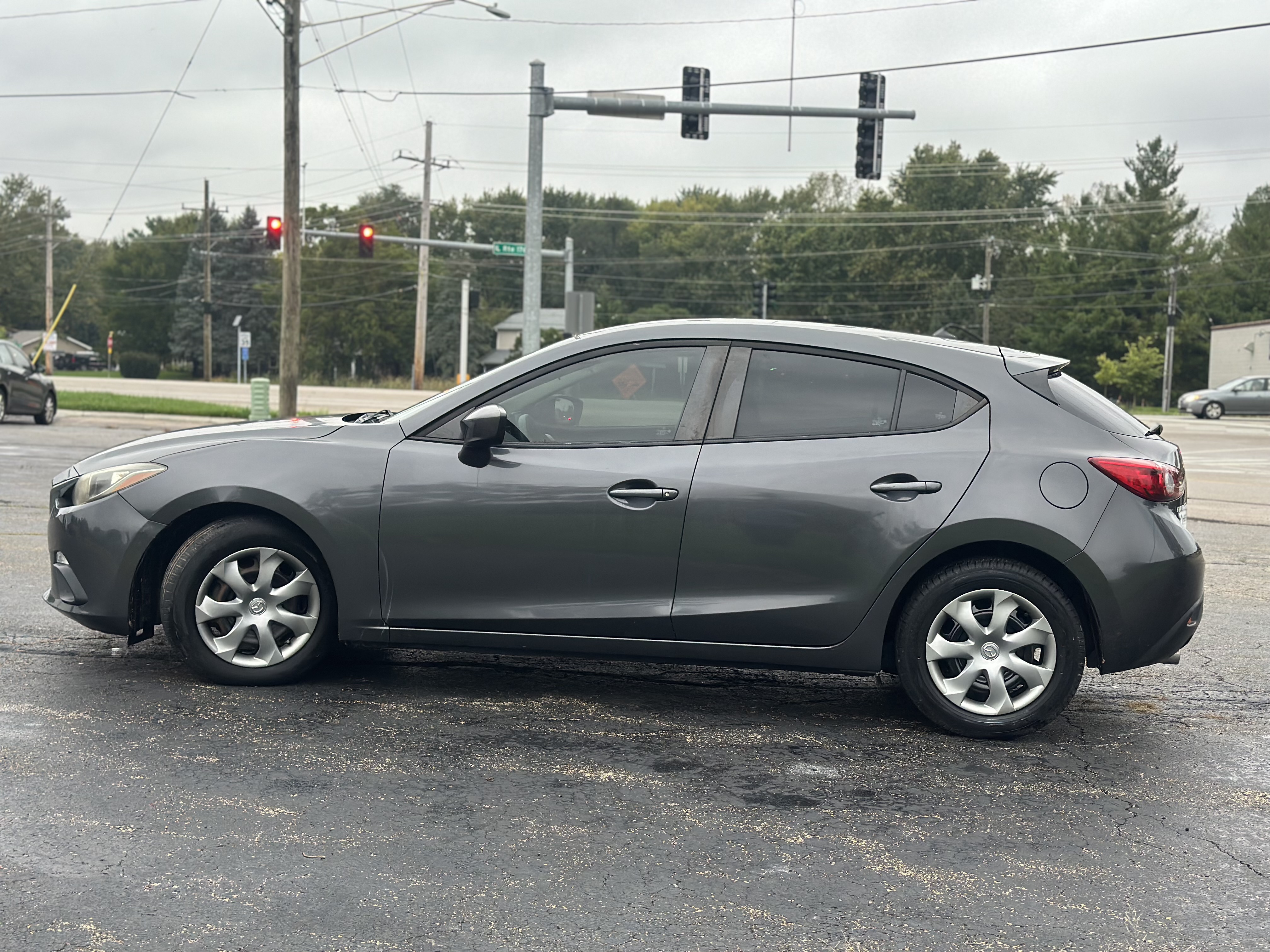 Used 2016 MAZDA MAZDA3 i Sport Hatchback FWD image 4