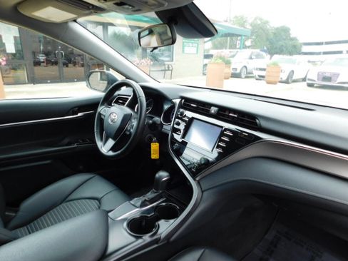 Used 2019 Toyota Camry SE FWD image 22