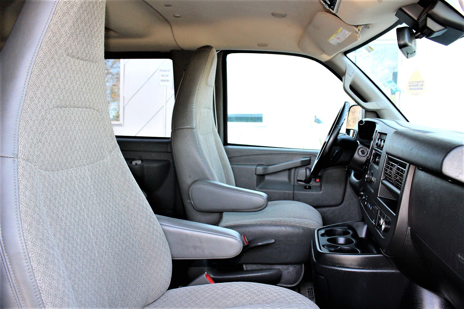 Used 2019 Chevrolet Express 3500 LT RWD image 16