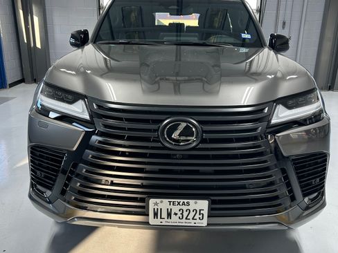Used 2025 Lexus LX 700h Luxury image 8