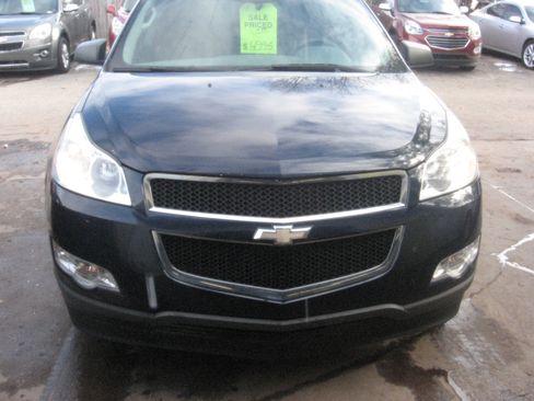 Used 2011 Chevrolet Traverse LS image 2