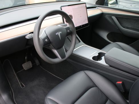 Used 2024 Tesla Model Y Long Range AWD/4WD image 6