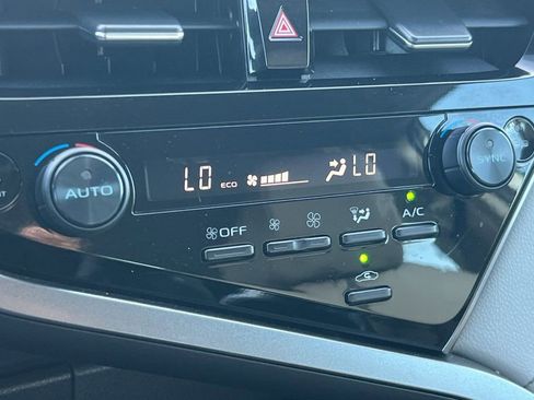 Used 2022 Toyota Camry XLE image 21