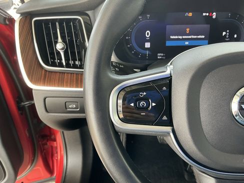 Used 2023 Volvo XC60 B5 Plus image 20