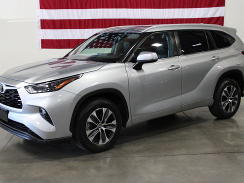 Used 2023 Toyota Highlander XLE image 1