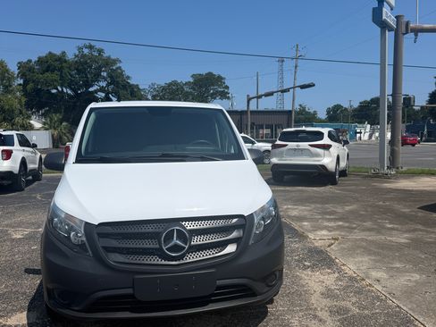 Used 2018 Mercedes-Benz Metris image 2