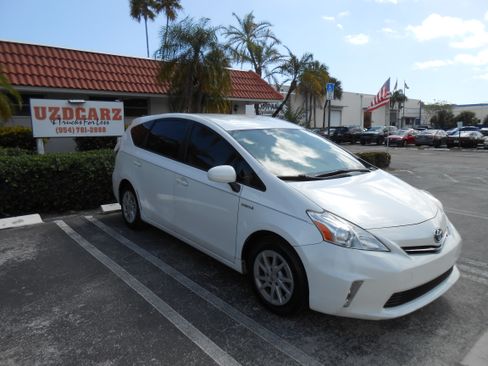Used 2014 Toyota Prius V Two image 8