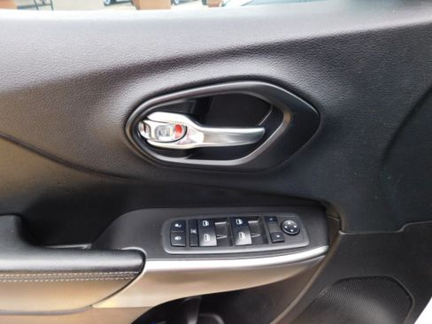 Used 2019 Jeep Cherokee FWD Latitude image 10