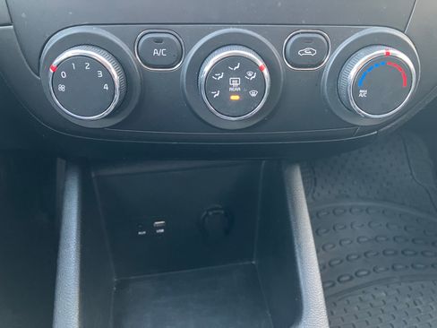 Used 2017 Kia Forte LX image 9