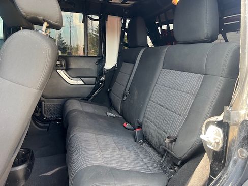 Used 2012 Jeep Wrangler Unlimited Sahara image 18