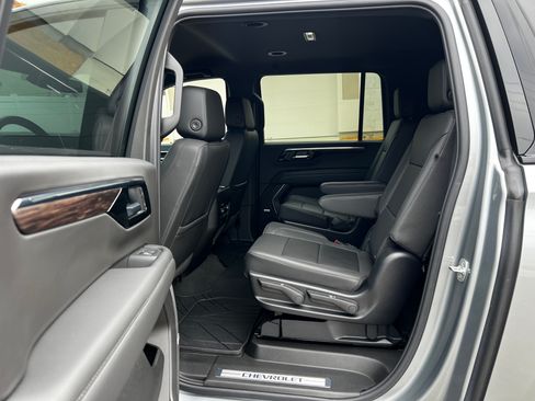 Used 2025 Chevrolet Suburban 4WD Z71 image 19