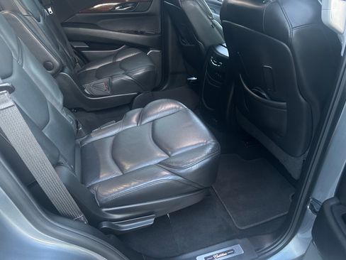 Used 2018 Cadillac Escalade 4WD Premium Luxury image 15
