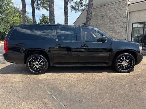Used 2010 Chevrolet Suburban 2WD LT image 5
