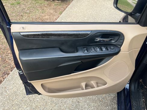 Used 2016 Dodge Grand Caravan American Value Package image 24