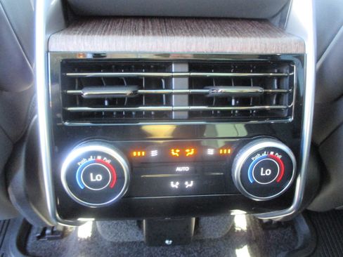 Used 2025 Land Rover Range Rover Long Wheelbase SE image 15