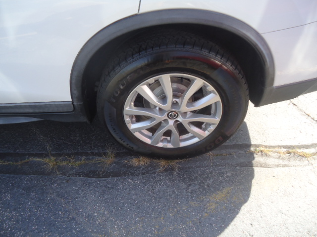 Used 2018 Nissan Rogue FWD SV image 4