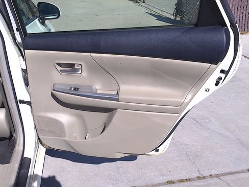 Used 2012 Toyota Prius V image 12