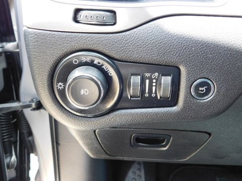 Used 2019 Jeep Cherokee Limited image 12