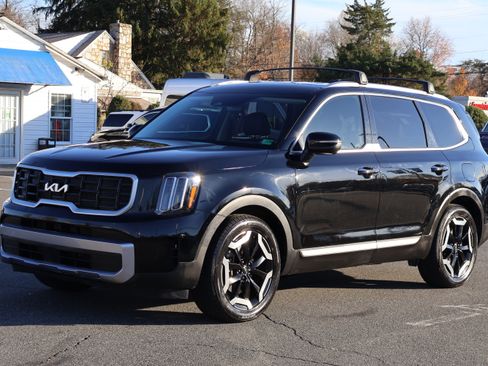 Used 2023 Kia Telluride S image 3