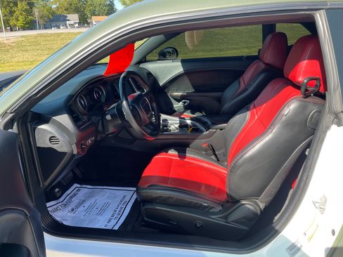 Used 2015 Dodge Challenger SXT image 9