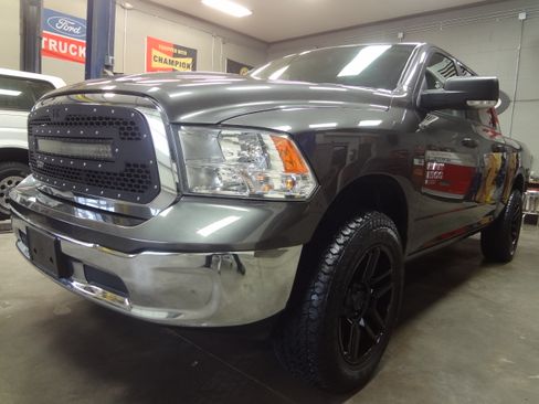 Used 2019 RAM 1500 SLT image 3