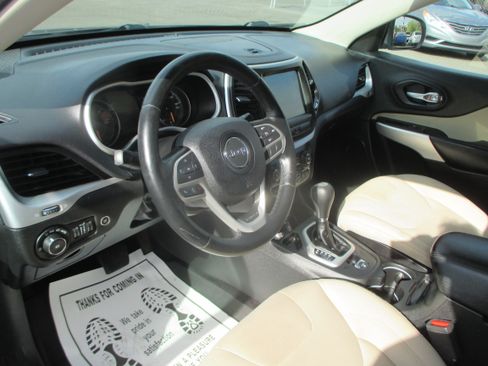 Used 2017 Jeep Cherokee Latitude Plus FWD image 6