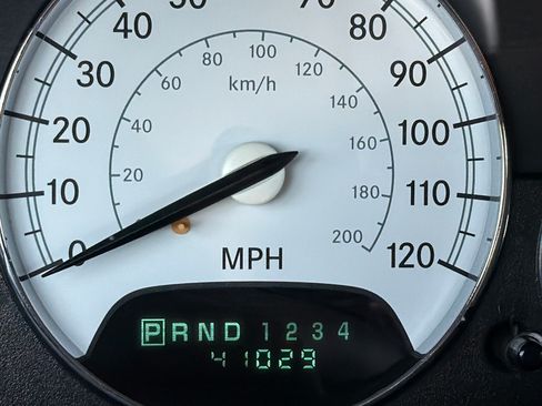 Used 2004 Chrysler Sebring Limited image 9